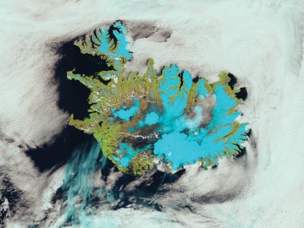 Suomi-NPP VIIRS 375m resolution false colour image showing Iceland with ice and snow appearing cyan