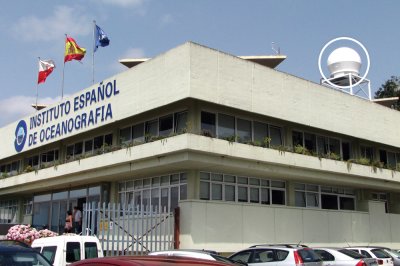 Dartcom HRPT/AHRPT System at the Spanish Institute of Oceanography, with a radome-enclosed 1.5m antenna installed on a roof-mounted platform (circled)